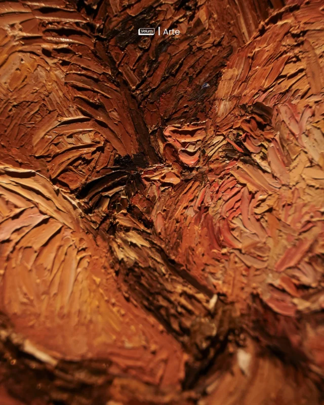 Reseña sobre: “Herencia viva: narrativas del Caribe”.

Marie Rijo ( @marierijo ), deja ver su manera de mirar el mundo en cada obra. La exposición crea un ambiente profundamente caribeño, un espacio donde todo parece posible y donde los paisajes, las formas y las costumbres se entrelazan con una naturalidad que se siente más emocional que literal. No es una reconstrucción del Caribe, es una interpretación que vibra con memoria, vitalidad y una sensualidad discreta y a la vez presente

La experiencia te mueve entre amaneceres que parecen recién recordados y atardeceres que cargan un tipo de calma antigua. Aparecen parques nacionales, casas del pasado y escenas que funcionan como portales abiertos a un Caribe imaginado desde adentro. Las casas vernáculas, vistas a través de esos portales, se mezclan con un sincretismo arquitectónico que evoca nuestra herencia colonial española, pero sin rigidez histórica. Aquí todo respira más humano, más cercano.

Una exposición que realmente no conviene dejar pasar. Disponible en Casa de Teatro, Zona Colonial, hasta el 28 de noviembre de 2025.

✍️ x @lucyyangelicaa 
📷 x @aldwardcv31 

Explora. Entiende. Expresa. — Velum